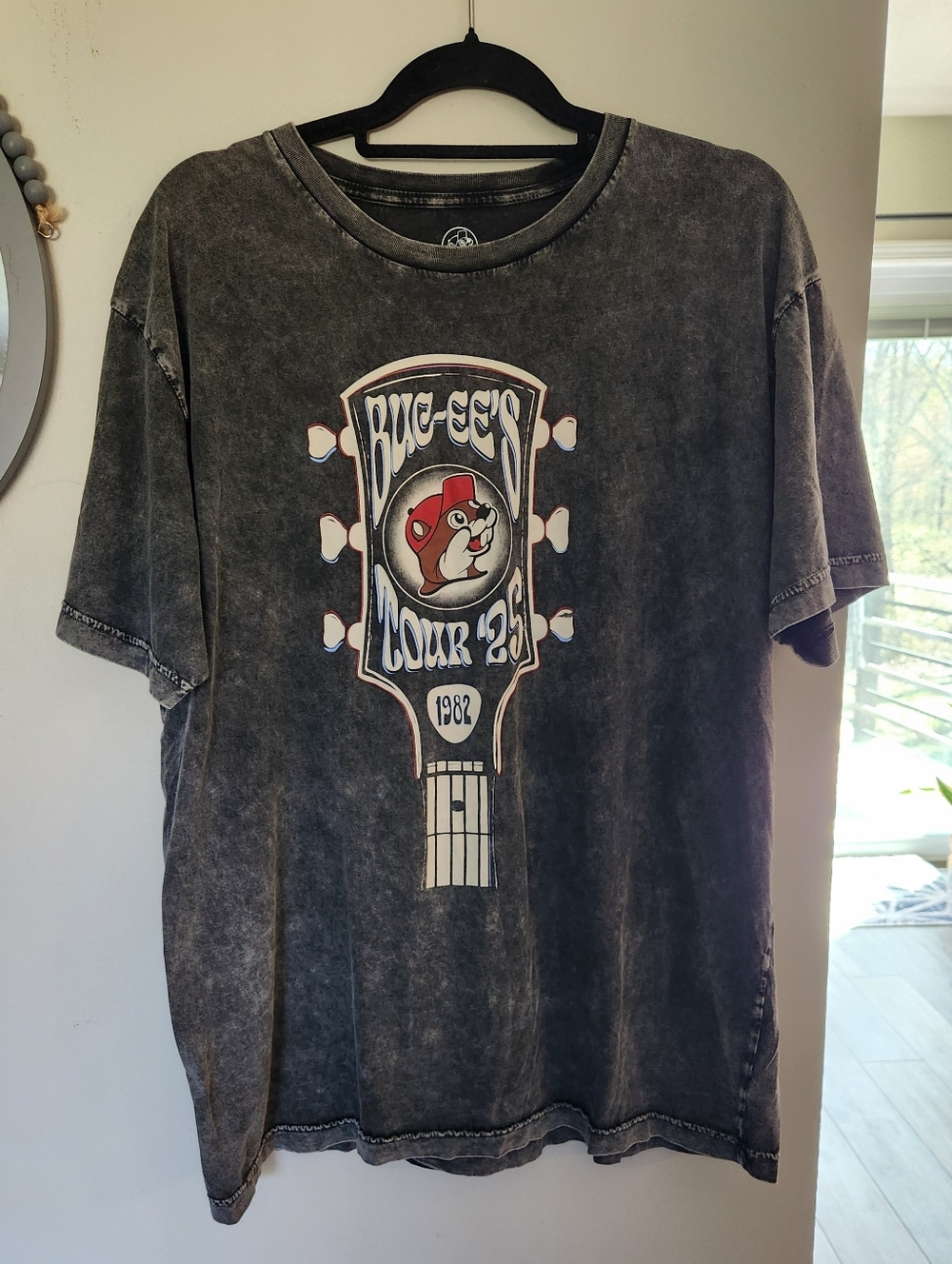 Buc-ee’s Tour 25 Graphic T Shirt Large Acid Wash Guitar 1982–2025
